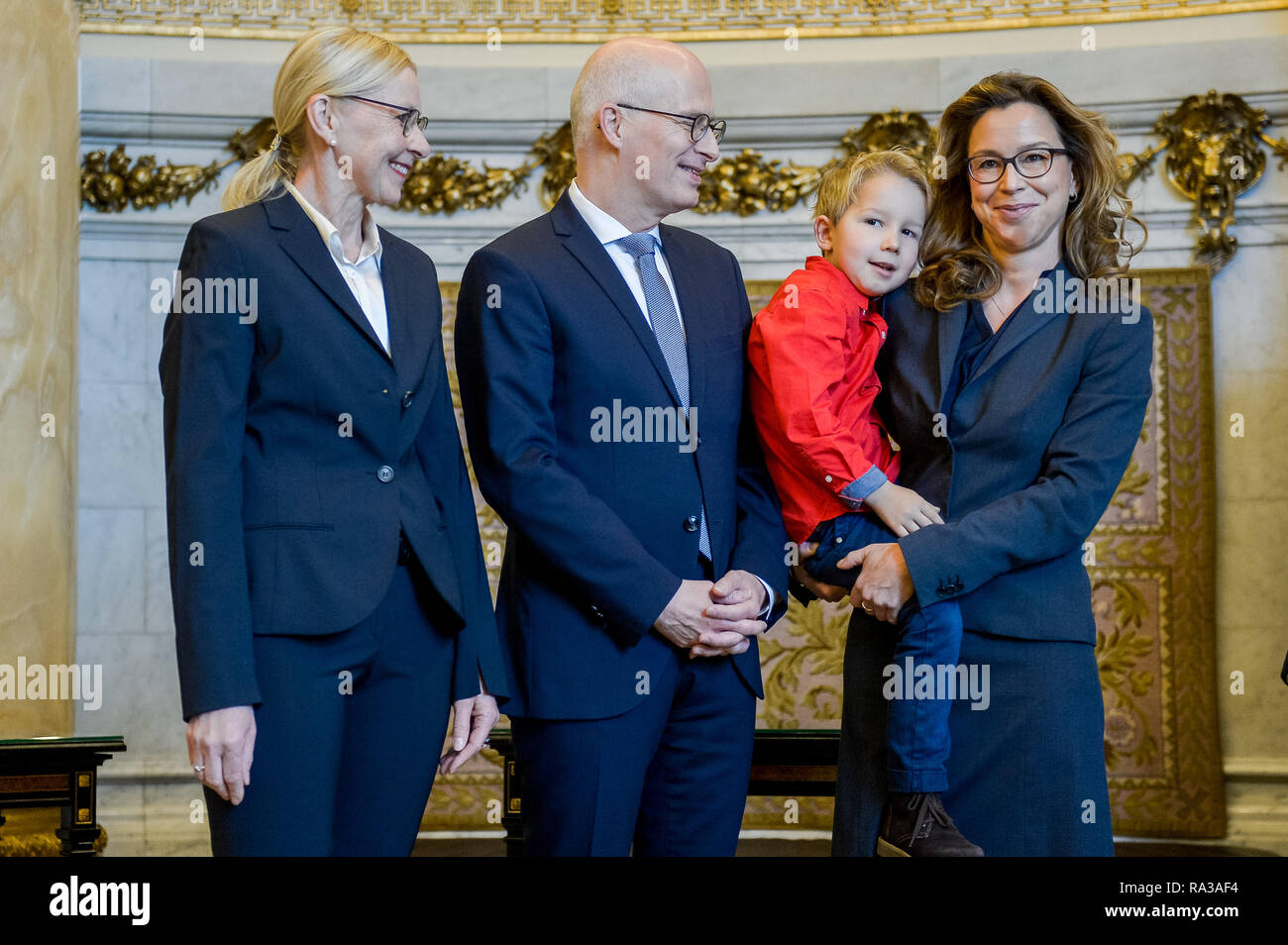 Amburgo, Germania. 01 gen 2019. Peter Tschentscher (SPD), Amburgo del Primo Sindaco e sua moglie Eva-Maria benvenuti Carola Veit (SPD), il Presidente del Parlamento di Amburgo e il loro figlio Johann presso il nuovo anno di ricezione in municipio. Credito: Axel Heimken/dpa/Alamy Live News Foto Stock