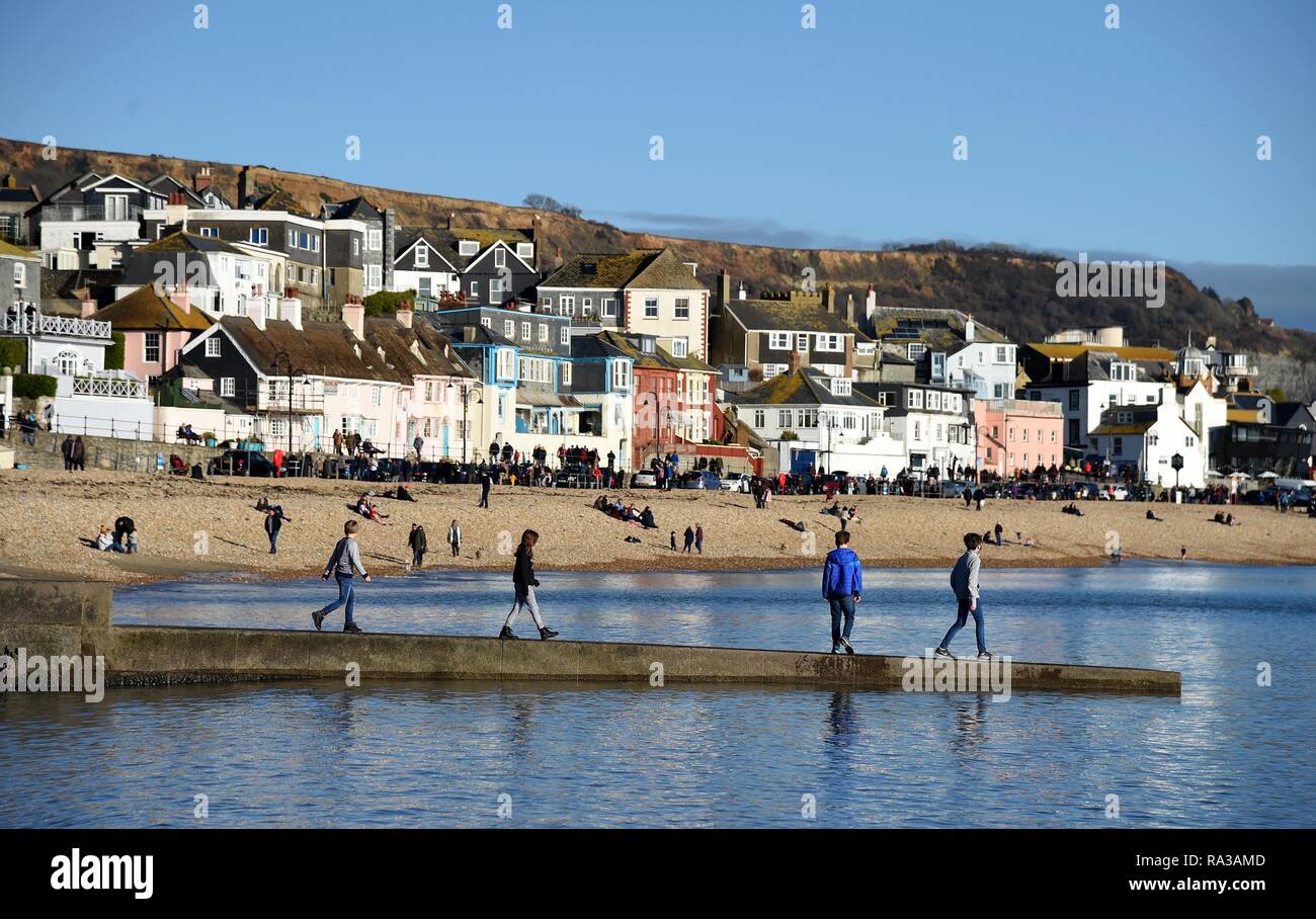 Lyme Regis, Dorset. Il 1° gennaio 2019. Regno Unito: Meteo persone godere il caldo e soleggiato a Lyme Regis, Dorset Credito: Finnbarr Webster/Alamy Live News Foto Stock