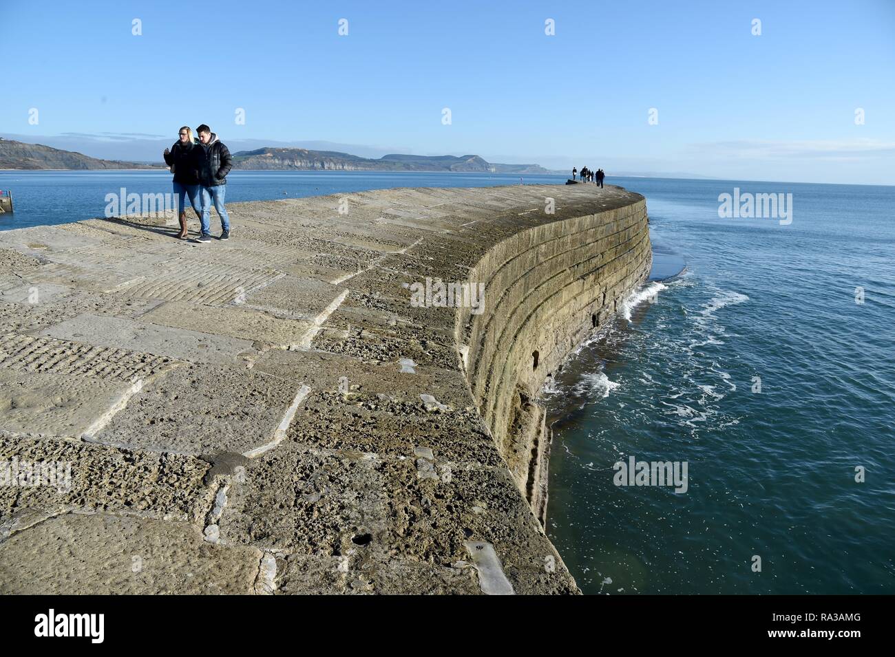 Lyme Regis, Dorset. Il 1° gennaio 2019. Regno Unito: Meteo persone godere il caldo e soleggiato a Lyme Regis, Dorset Credito: Finnbarr Webster/Alamy Live News Foto Stock