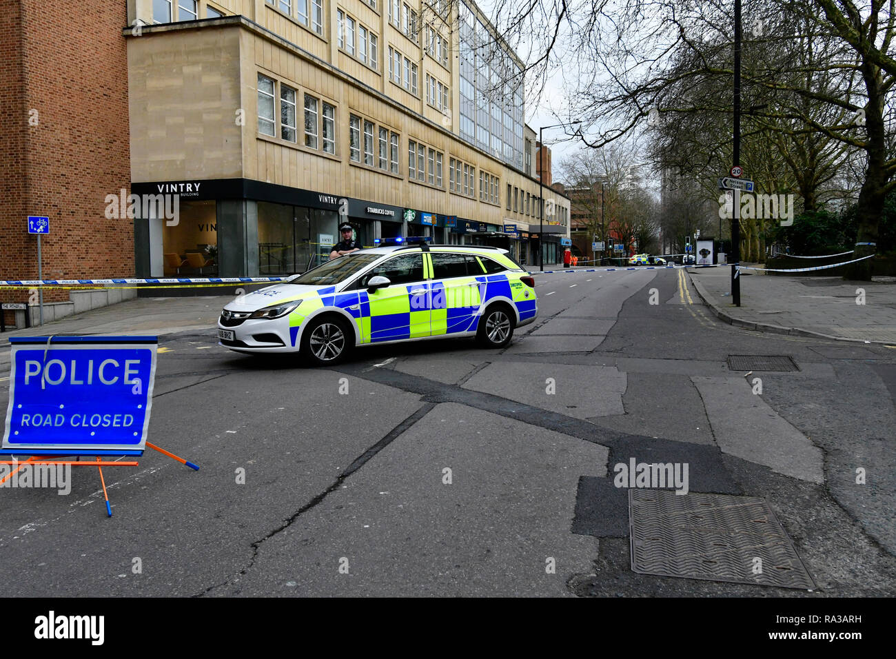 Bristol, Regno Unito. 01 gen 2019. Principali incidenti di polizia nella città di Bristol e una grande area di Broadmead Shopping Centre è stato spillato.it si estende dal parco del castello, Strada del vino, Union Street, Il Pithay e Fairfax Street. Circa 8.15 presto questa mattina un passante ha detto di aver visto ciò che sembrava una sommossa van Parcheggiato fuori del Night club SWX il 1 gennaio 2019. I funzionari di detto un grave incidente ha avuto luogo il Veglione di Capodanno. Credito: Robert Timoney/Alamy Live News Foto Stock