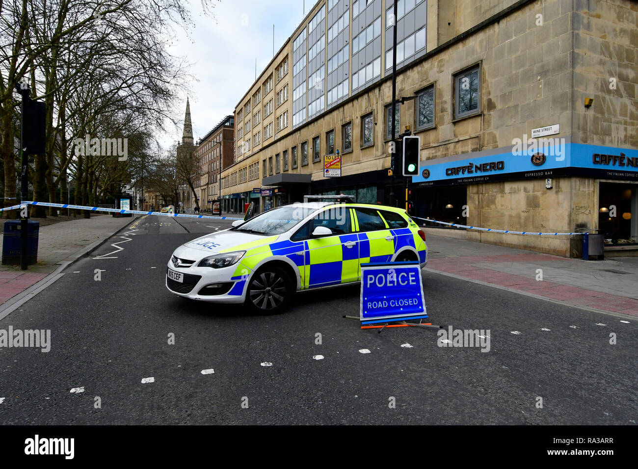 Bristol, Regno Unito. 01 gen 2019. Principali incidenti di polizia nella città di Bristol e una grande area di Broadmead Shopping Centre è stato spillato.it si estende dal parco del castello, Strada del vino, Union Street, Il Pithay e Fairfax Street. Circa 8.15 presto questa mattina un passante ha detto di aver visto ciò che sembrava una sommossa van Parcheggiato fuori del Night club SWX il 1 gennaio 2019. I funzionari di detto un grave incidente ha avuto luogo il Veglione di Capodanno. Credito: Robert Timoney/Alamy Live News Foto Stock