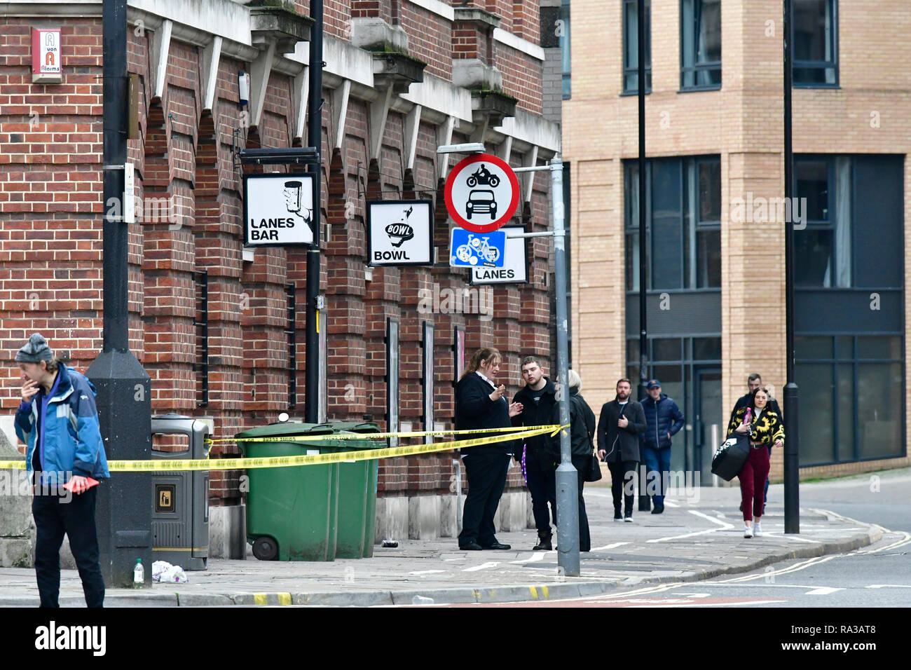 Bristol, Regno Unito. 01 gen 2019. Principali incidenti di polizia nella città di Bristol e una grande area di Broadmead Shopping Centre è stato spillato.it si estende dal parco del castello, Strada del vino, Union Street, Il Pithay e Fairfax Street. Circa 8.15 presto questa mattina un passante ha detto di aver visto ciò che sembrava una sommossa van Parcheggiato fuori del Night club SWX il 1 gennaio 2019. I funzionari di detto un grave incidente ha avuto luogo il Veglione di Capodanno. Credito: Robert Timoney/Alamy Live News Foto Stock