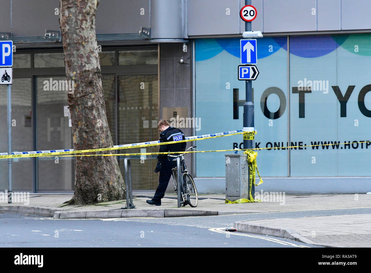 Bristol, Regno Unito. 01 gen 2019. Principali incidenti di polizia nella città di Bristol e una grande area di Broadmead Shopping Centre è stato spillato.it si estende dal parco del castello, Strada del vino, Union Street, Il Pithay e Fairfax Street. Circa 8.15 presto questa mattina un passante ha detto di aver visto ciò che sembrava una sommossa van Parcheggiato fuori del Night club SWX il 1 gennaio 2019. I funzionari di detto un grave incidente ha avuto luogo il Veglione di Capodanno. Credito: Robert Timoney/Alamy Live News Foto Stock