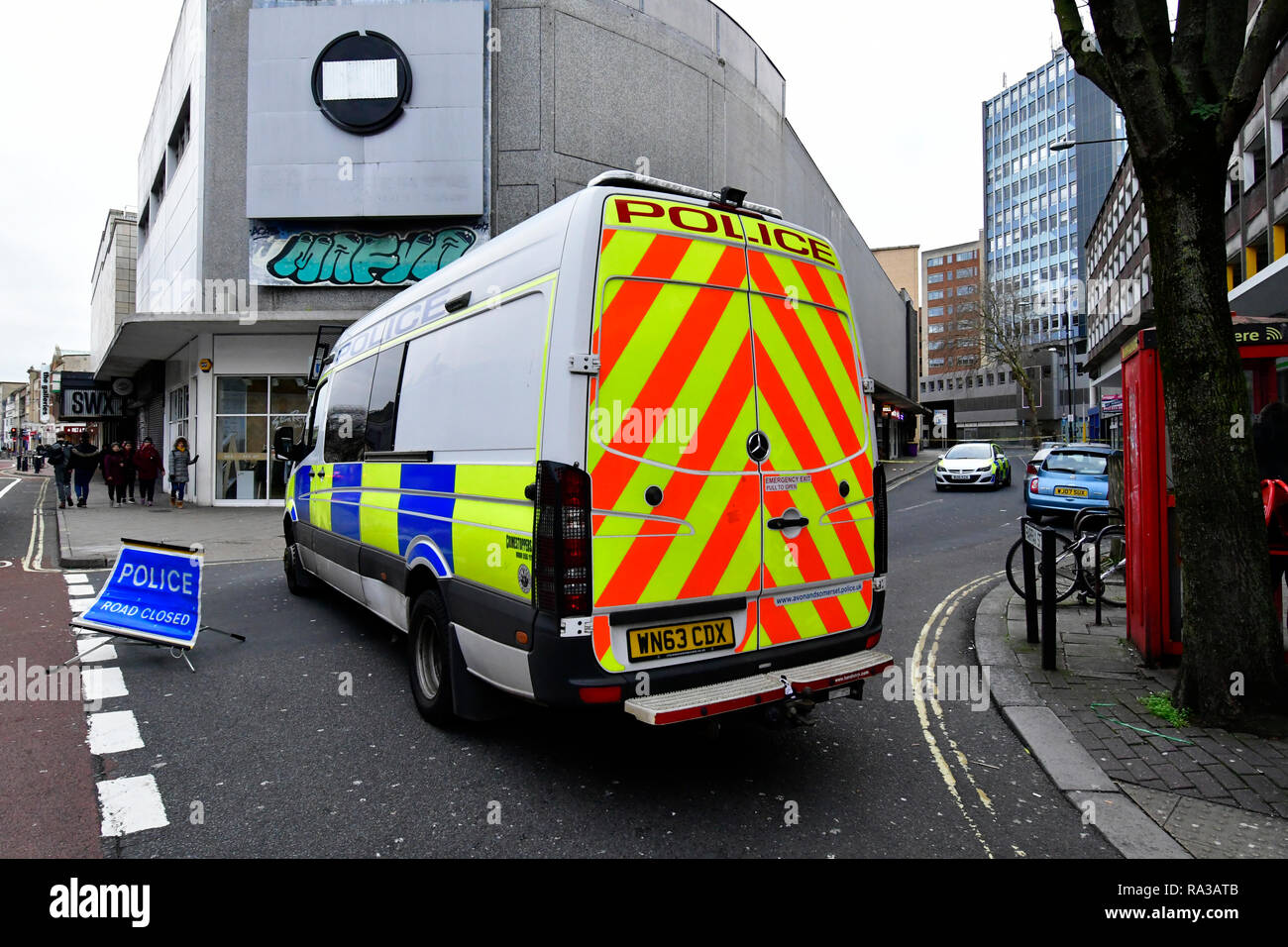 Bristol, Regno Unito. 01 gen 2019. Principali incidenti di polizia nella città di Bristol e una grande area di Broadmead Shopping Centre è stato spillato.it si estende dal parco del castello, Strada del vino, Union Street, Il Pithay e Fairfax Street. Circa 8.15 presto questa mattina un passante ha detto di aver visto ciò che sembrava una sommossa van Parcheggiato fuori del Night club SWX il 1 gennaio 2019. I funzionari di detto un grave incidente ha avuto luogo il Veglione di Capodanno. Credito: Robert Timoney/Alamy Live News Foto Stock