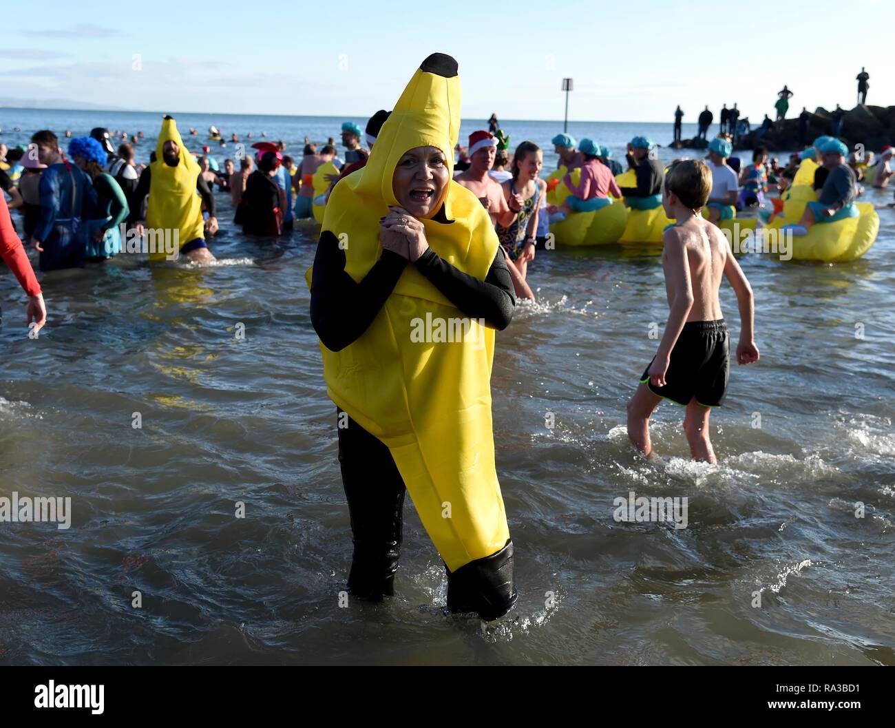 Lyme Regis, Dorset. Il 1° gennaio 2019. Banane, Lyme affondo, nuovi anni nuotare, Lyme Regis, Dorset Credito: Finnbarr Webster/Alamy Live News Foto Stock