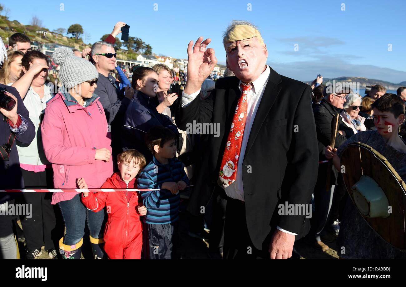 Lyme Regis, Dorset. Il 1° gennaio 2019. Presidente Trump, Lyme affondo, nuovi anni nuotare, Lyme Regis, Dorset Credito: Finnbarr Webster/Alamy Live News Foto Stock
