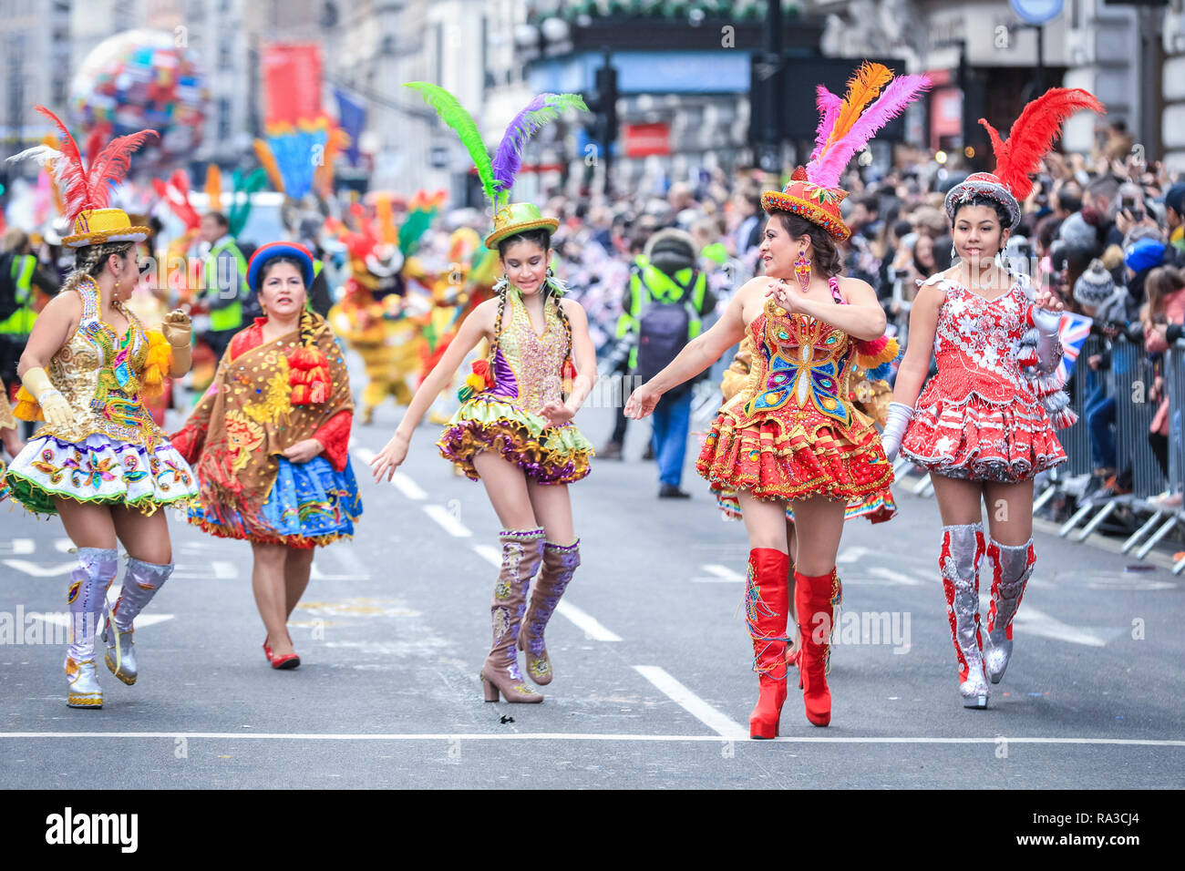 Londra, Regno Unito. Il 1° gennaio 2019.Carnaval del Pueblo intrattiene con ritmi latino-americani e danze. Londra il primo giorno del nuovo anno Parade 2019, o LNYDP, caratteristiche appena oltre 10.000 partecipanti provenienti da Stati Uniti, UJ e Europa eseguire in Marching Band, cheer leader, squadroni carri allegorici a tema dal London Boroughs, e molti altri gruppi. Il percorso procede da Piccadilly via popolari attrazioni come Trafalgar Square verso Whitehall a Londra centrale ogni anno. Credito: Imageplotter News e sport/Alamy Live News Foto Stock