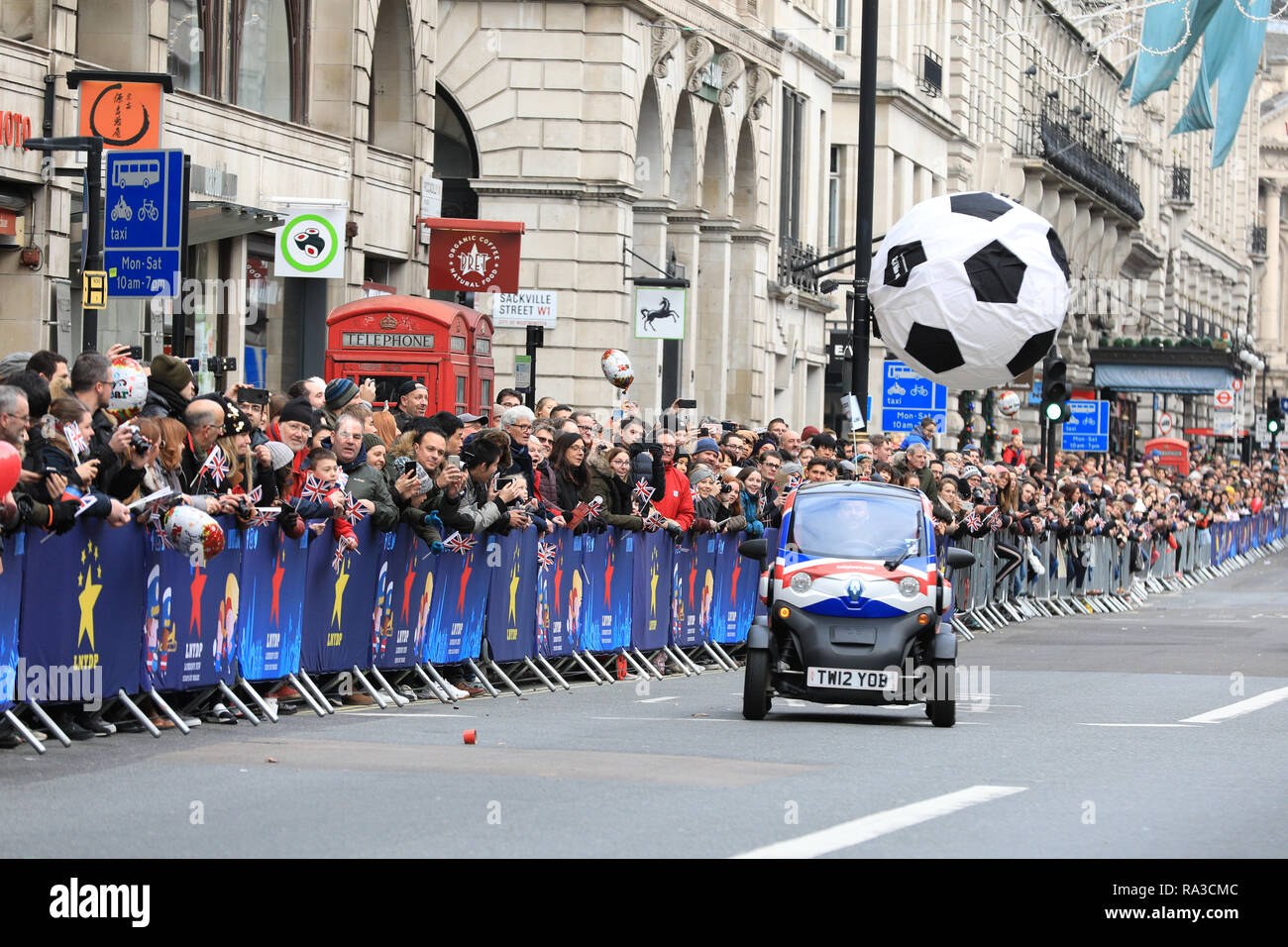 Londra, Regno Unito. Regno Unito. 01 gen 2019. Londra, Regno Unito. Il 1° gennaio 2019. Un gioco di calcio auto sulla Piccadilly intrattiene la folla. Londra il primo giorno del nuovo anno Parade 2019, o LNYDP, caratteristiche appena oltre 10.000 partecipanti provenienti da Stati Uniti, UJ e Europa eseguire in Marching Band, cheer leader, squadroni carri allegorici a tema dal London Boroughs, e molti altri gruppi. Il percorso procede da Piccadilly via popolari attrazioni come Trafalgar Square verso Whitehall a Londra centrale ogni anno. Credito: Imageplotter News e sport/Alamy Live News Foto Stock