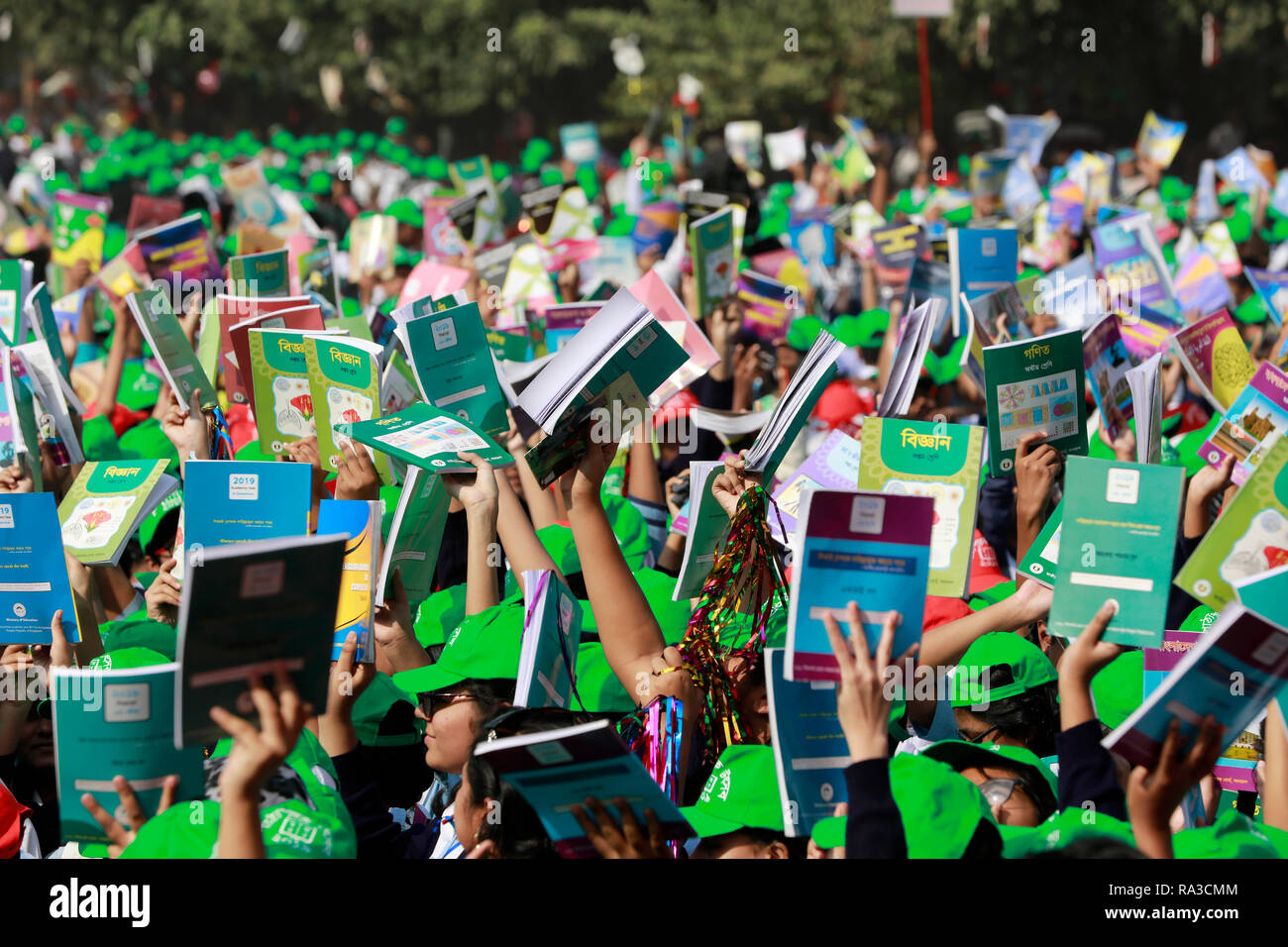 Dacca in Bangladesh. 01 gen 2019. Dacca in Bangladesh - Gennaio 01, 2019: Scolari hissage loro Textbook Festival, segnando la distribuzione di nuovi libri di testo libero tra gli studenti delle scuola iniziò in tutto il paese il 1 gennaio mattina, Dhaka, Bangladesh. Credito: SK Hasan Ali/Alamy Live News Foto Stock