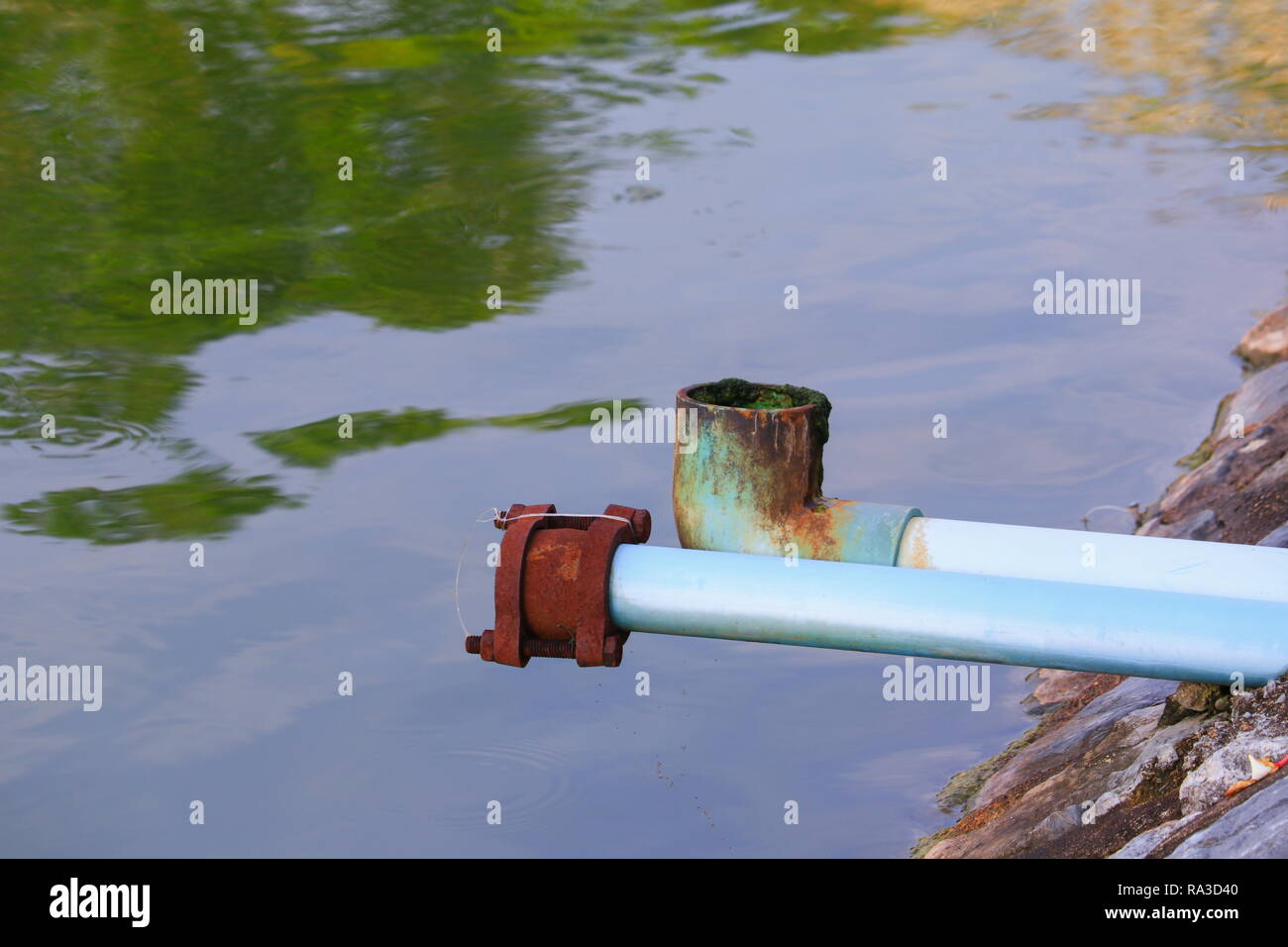 Tubo di fognatura pvc. inquinante del fiume Foto Stock