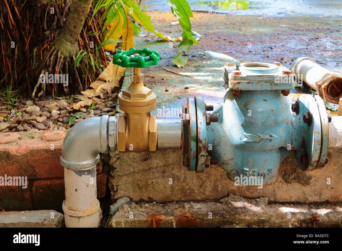 Valvola acqua di nuovo a riparare i tubi con la modifica del misuratore uniti vecchia ruggine industrial canna di rubinetto Foto Stock