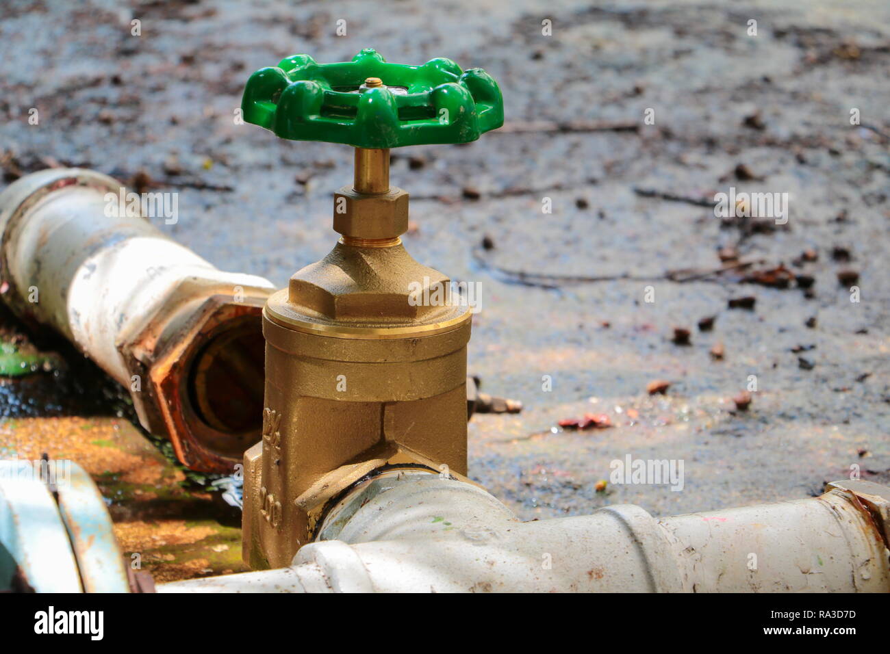 Valvola acqua di nuovo a riparare i tubi con la modifica del misuratore uniti vecchia ruggine industrial canna di rubinetto Foto Stock