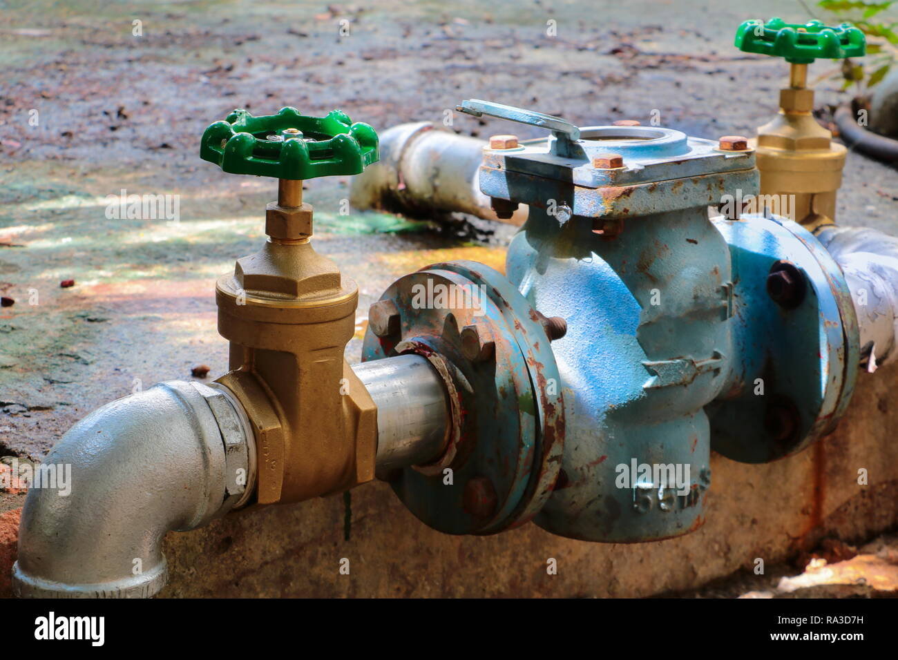 Valvola acqua di nuovo a riparare i tubi con la modifica del misuratore uniti vecchia ruggine industrial canna di rubinetto Foto Stock