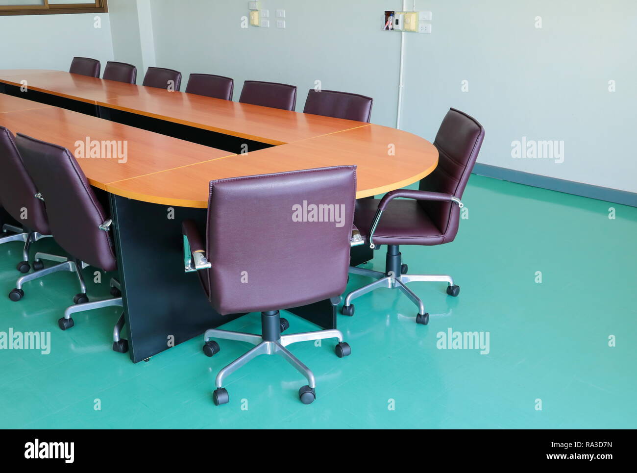 Sale riunioni sala conferenze seminario stazionaria contemporanea. Concetto aziendale selezionare la messa a fuoco con profondità di campo Foto Stock