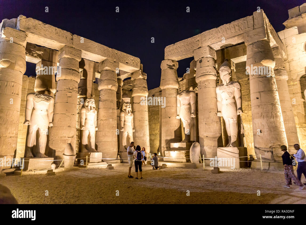 A Luxor Egitto - Nov 12 2018 - grande gruppo di turisti avendo divertimento all'interno del tempio di Luxor alla notte di Luxor in Egitto Foto Stock