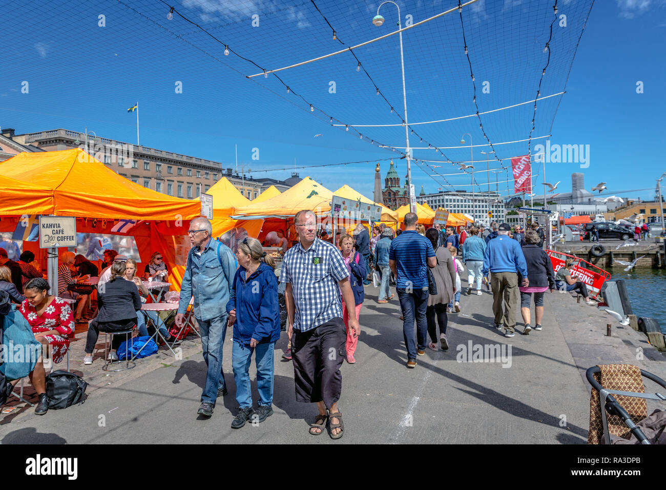 Helsinki, Finlandia - 10 Giugno 2018 - La gente del posto e i turisti a piedi in un aperto il mercato alimentare nel centro di Helsinki in un cielo blu giorno Foto Stock