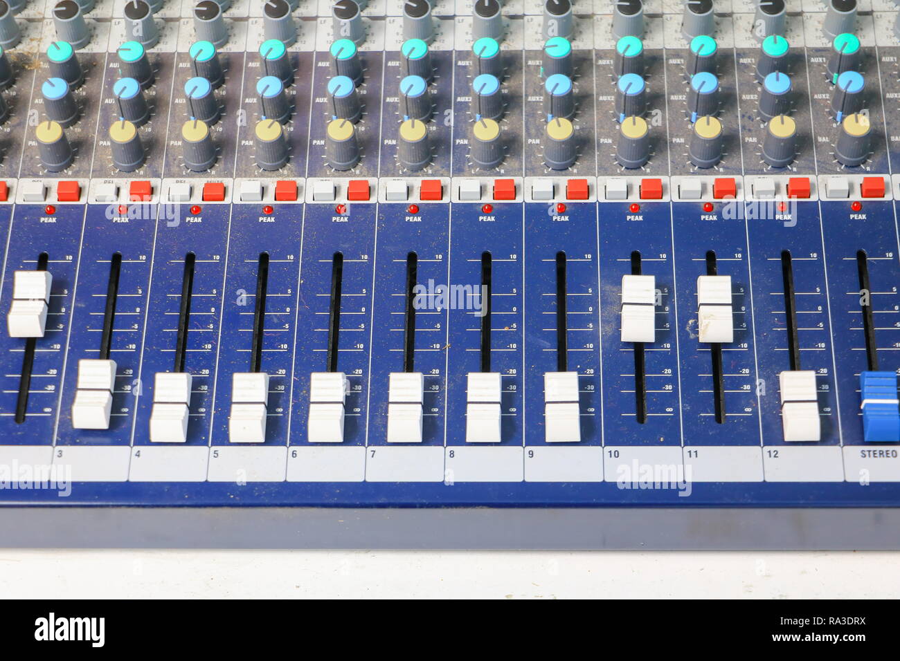 Mixer audio control. apparecchiature vecchie che ha polvere, selezionare la messa a fuoco con profondità di campo ridotta. Foto Stock