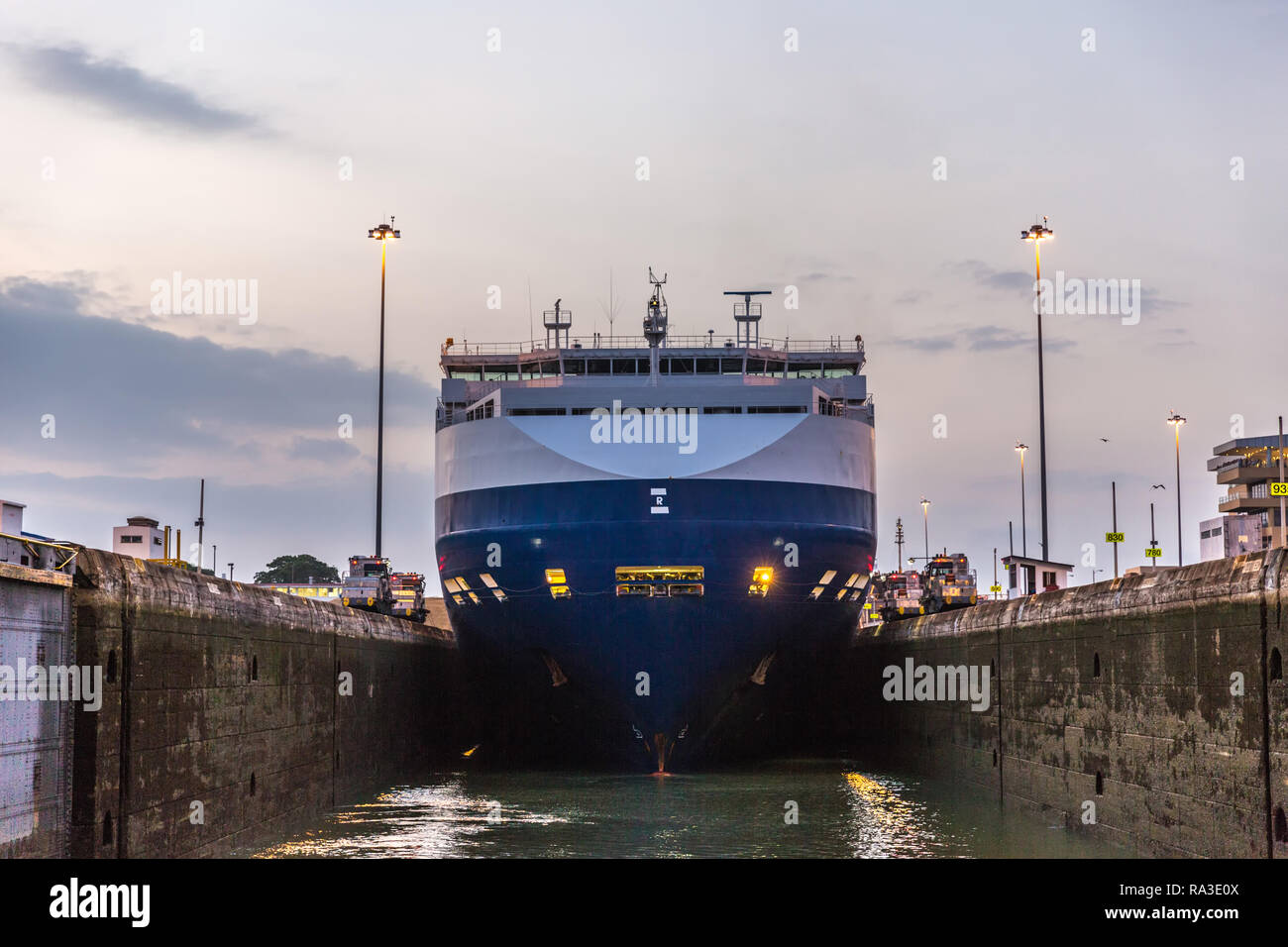 Canale di Panama, Panama - Mar 15 2018 - Una grande nave che entra in una serratura presso il Canale di Panama in Panama Foto Stock