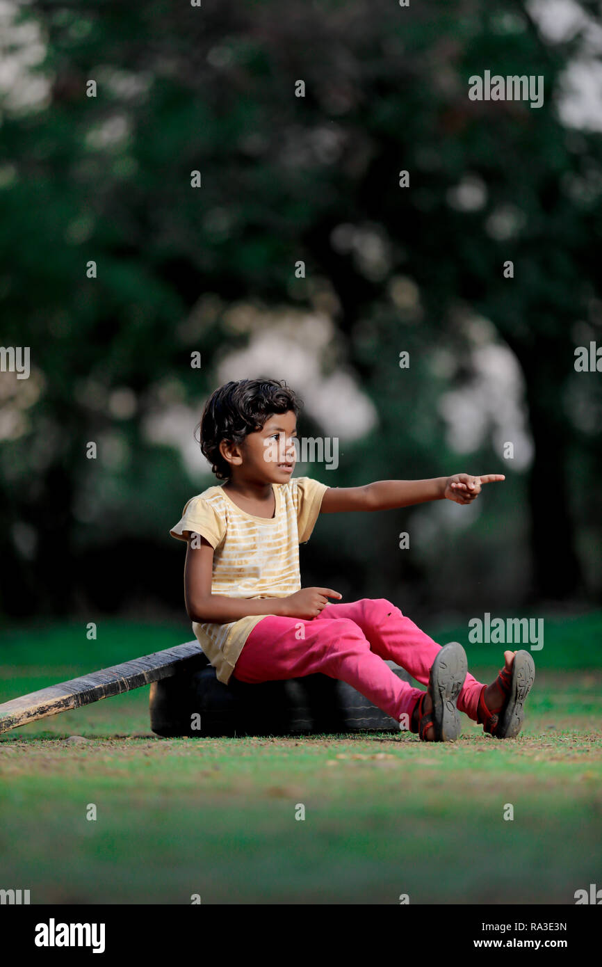 Ragazza indiana bambino giocare a cricket Foto Stock