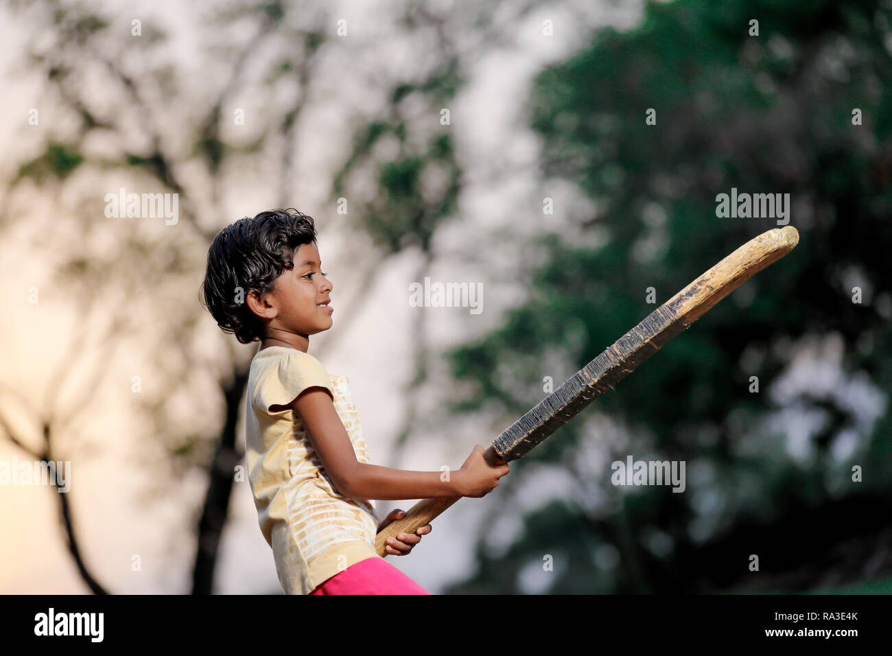 Ragazza indiana bambino giocare a cricket Foto Stock