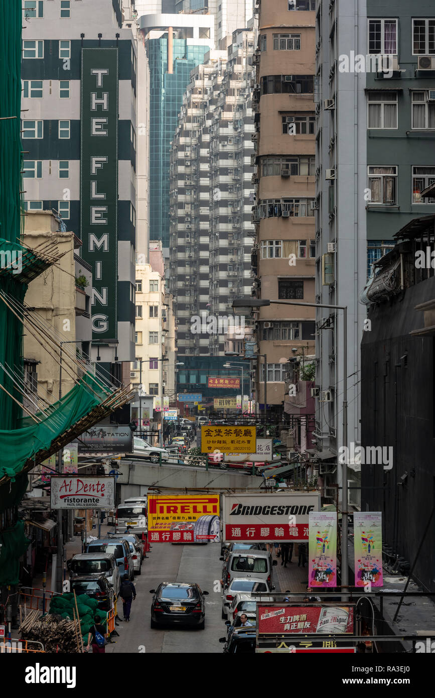 Il Fleming Hotel si erge con orgoglio sopra i pannelli pubblicitari e ponteggi di bambù di Jaffe Road nella movimentata di Wan Chai, Hong Kong. Foto Stock