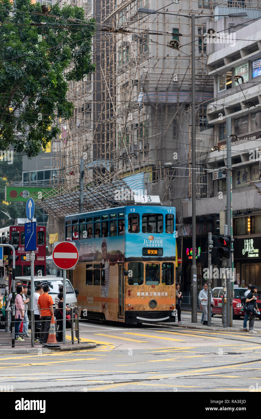 N. 13 tram a Shau Kei Wan attende in corrispondenza della giunzione di Morrison Hill Road e Hennessy Road Foto Stock