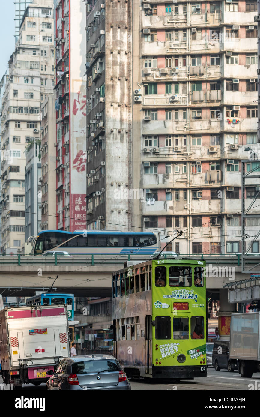 Un verde vibrante trundles tram il suo modo attraverso il pomeriggio pesante traffico verso il canale del cavalcavia stradali in rotta verso il suo punto nord destinazione Foto Stock