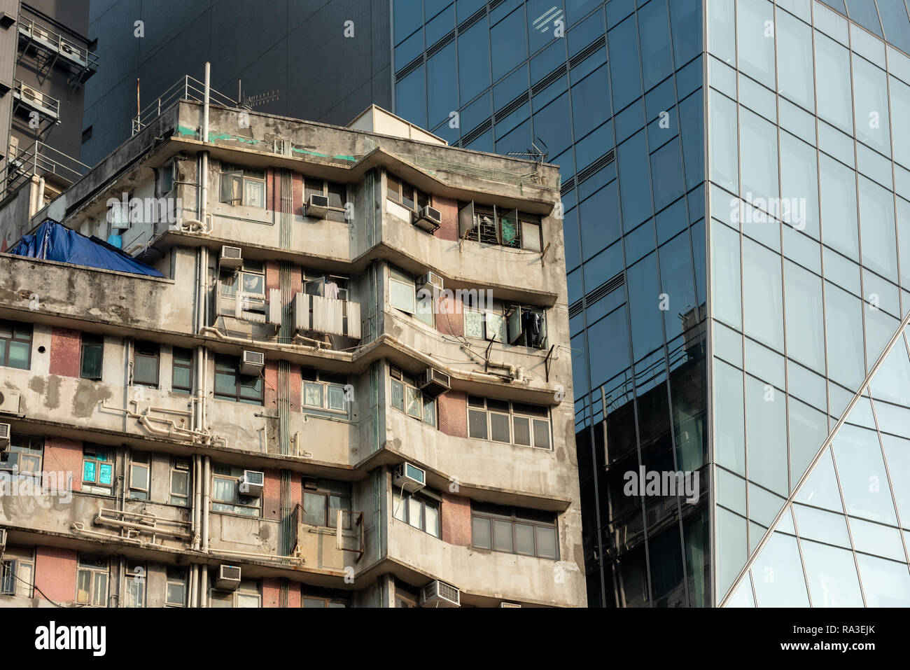 Vecchi e nuovi grattacieli jostle di prestare attenzione a Hong Kong Causeway Bay district Foto Stock