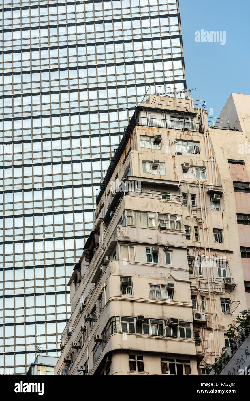 Vecchi e nuovi grattacieli jostle di prestare attenzione a Hong Kong Causeway Bay district Foto Stock