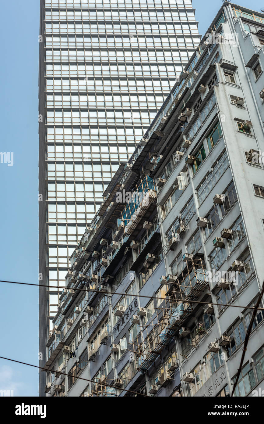 Vecchi e nuovi grattacieli jostle di prestare attenzione a Hong Kong Causeway Bay district Foto Stock