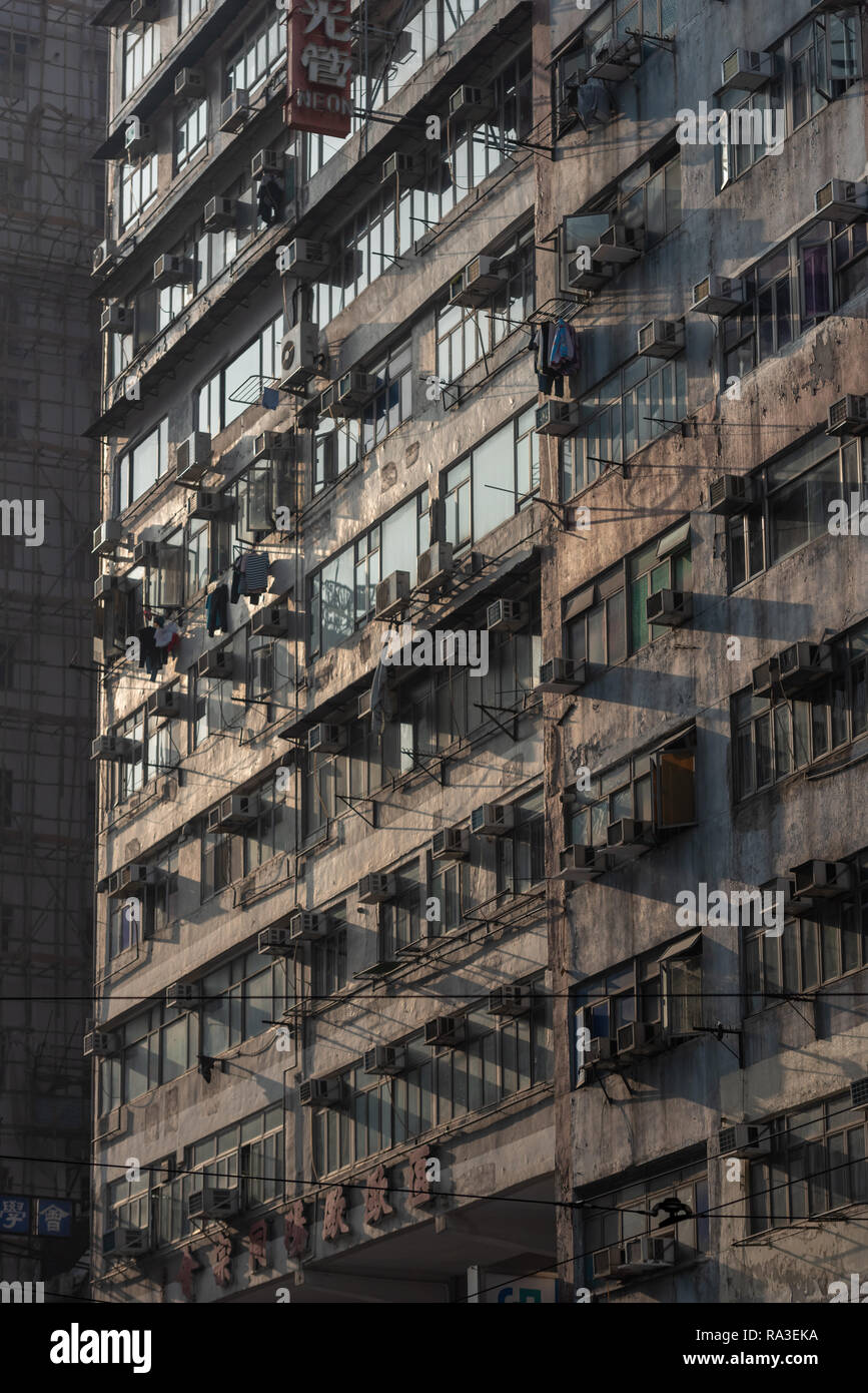 Appartamenti, negozi e ristoranti di alta impilati sopra Hennessy Road a Hong Kong Causeway Bay District Foto Stock
