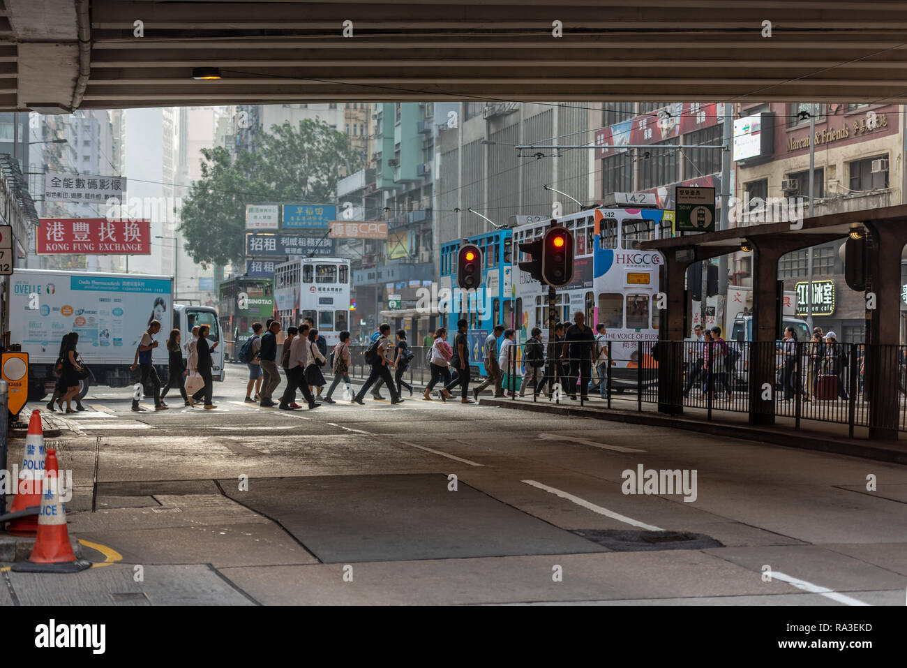 Un tipicamente occupato della traversata Hennessy Road a Canal Road a ovest di Hong Kong Causeway Bay Foto Stock