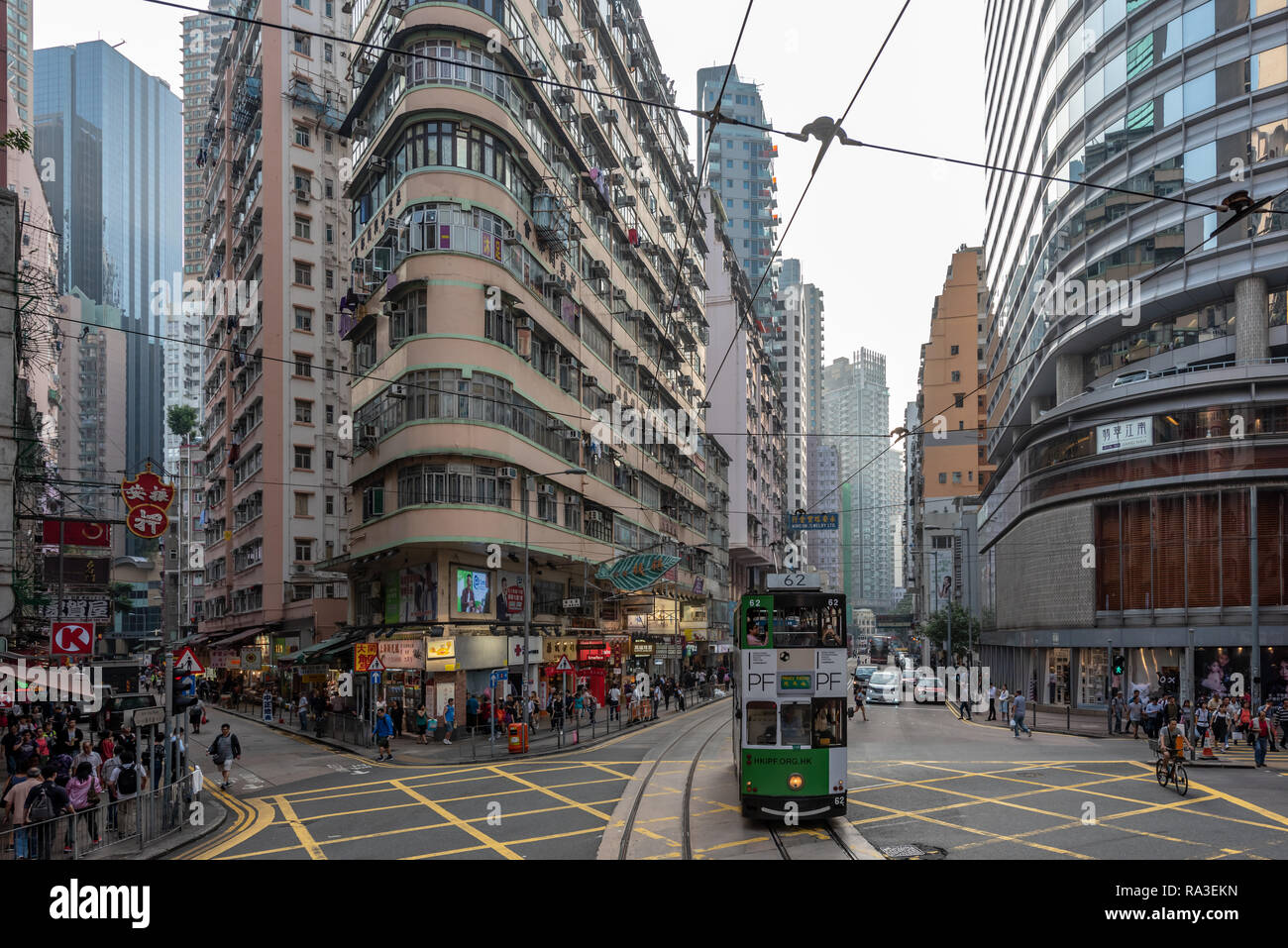 Una fermata del tram a Happy Valley attraversa la giunzione del Johnston, Wan Chai e Fleming strade nella movimentata di Wan Chai Foto Stock
