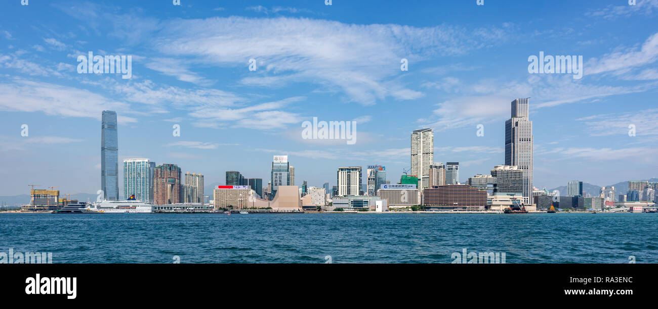 Un panorama di Kowloon skyline che sorge fuori del porto di Victoria in Hong Kong Foto Stock