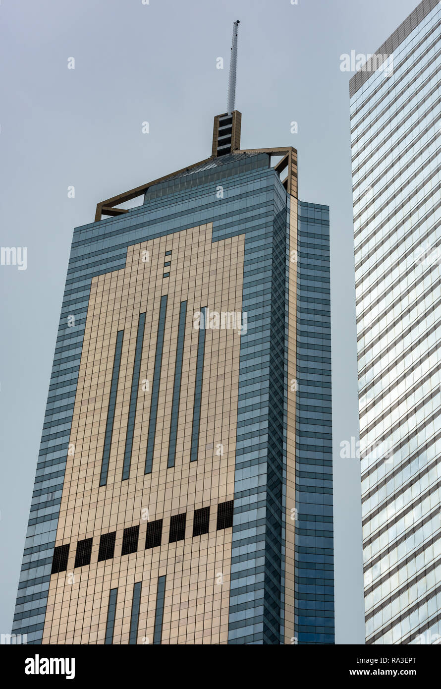 Contrasto delle facciate di Central Plaza e Torre di immigrazione si elevano al di sopra della Strada del Porto di Hong Kong di Wan Chai district. Foto Stock