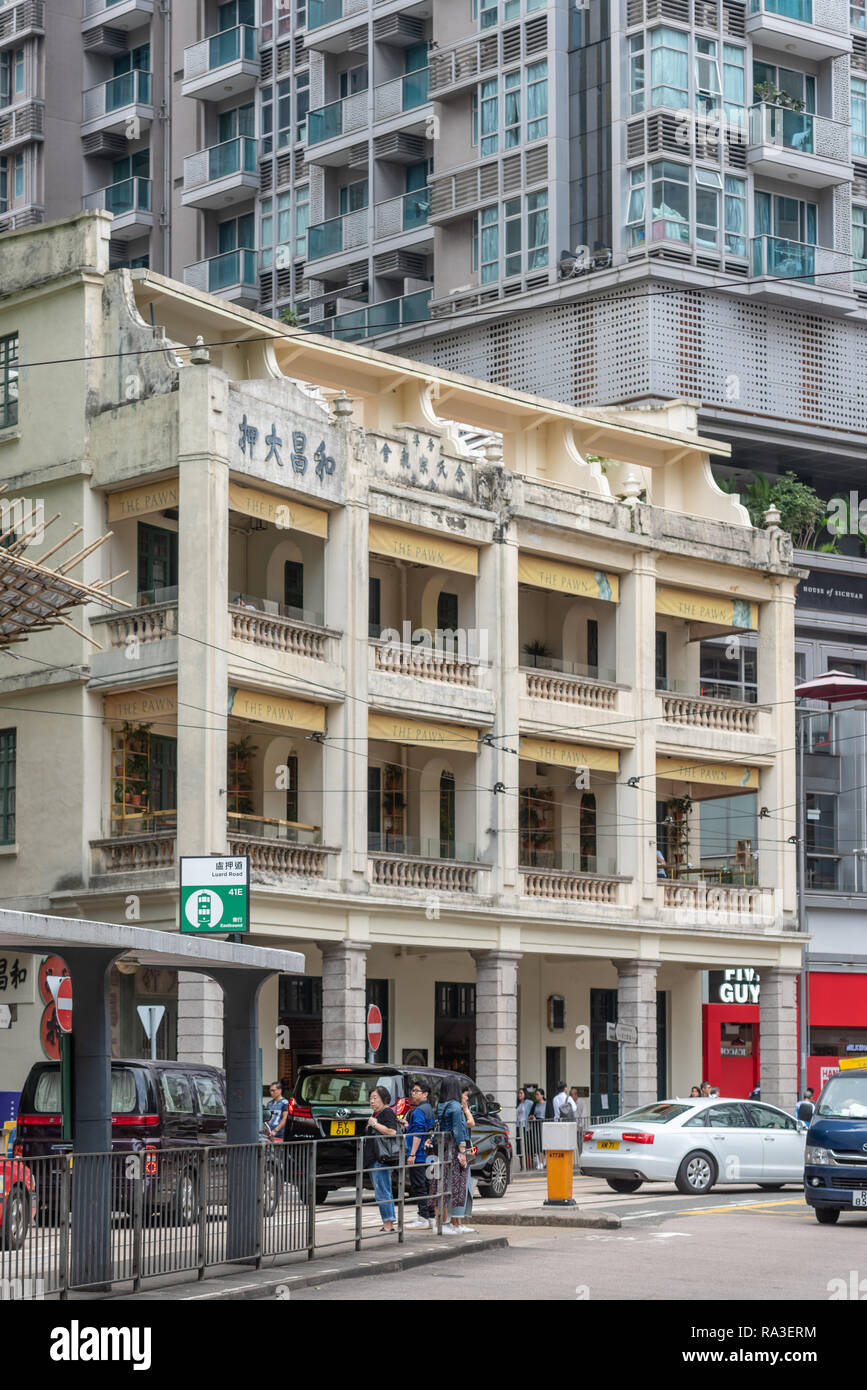 La pedina bar e ristorante occupa questa pre-guerra casamenti cinese di Hong Kong di Wan Chai district. Il suo originale tenant è stato il regista Woo Cheong pedina negozio Foto Stock