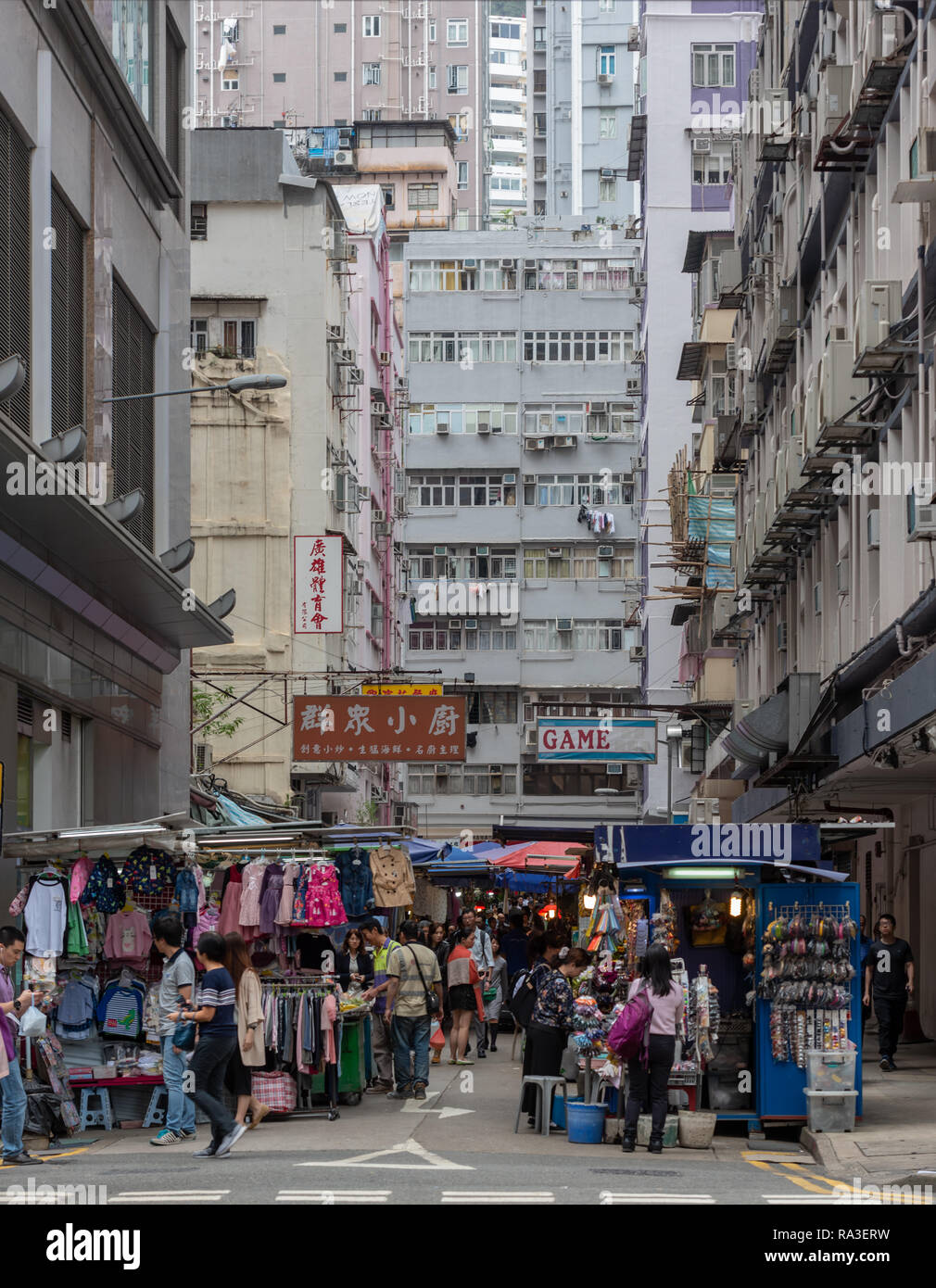 Uno dei tanti colorati mercati locali che riempiono le piccole strade laterali e i modi di vicolo di Hong Kong di Wan Chai district. Foto Stock