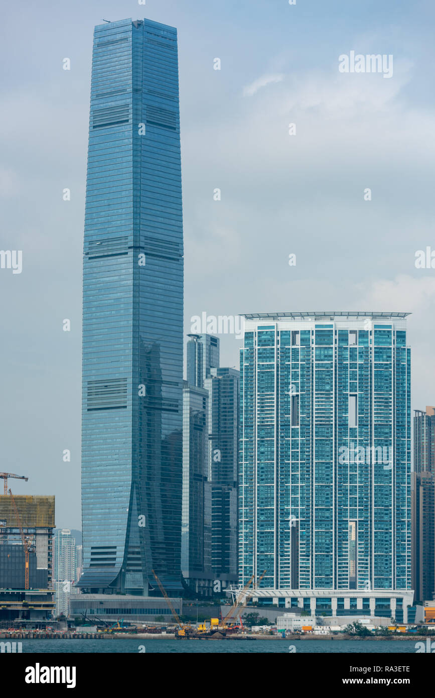 L'International Commerce Centre, l'edificio più alto di Hong Kong, torreggia su Victoria Harbour e la, ancora incredibilmente alti, Harbourside torre 1 Foto Stock