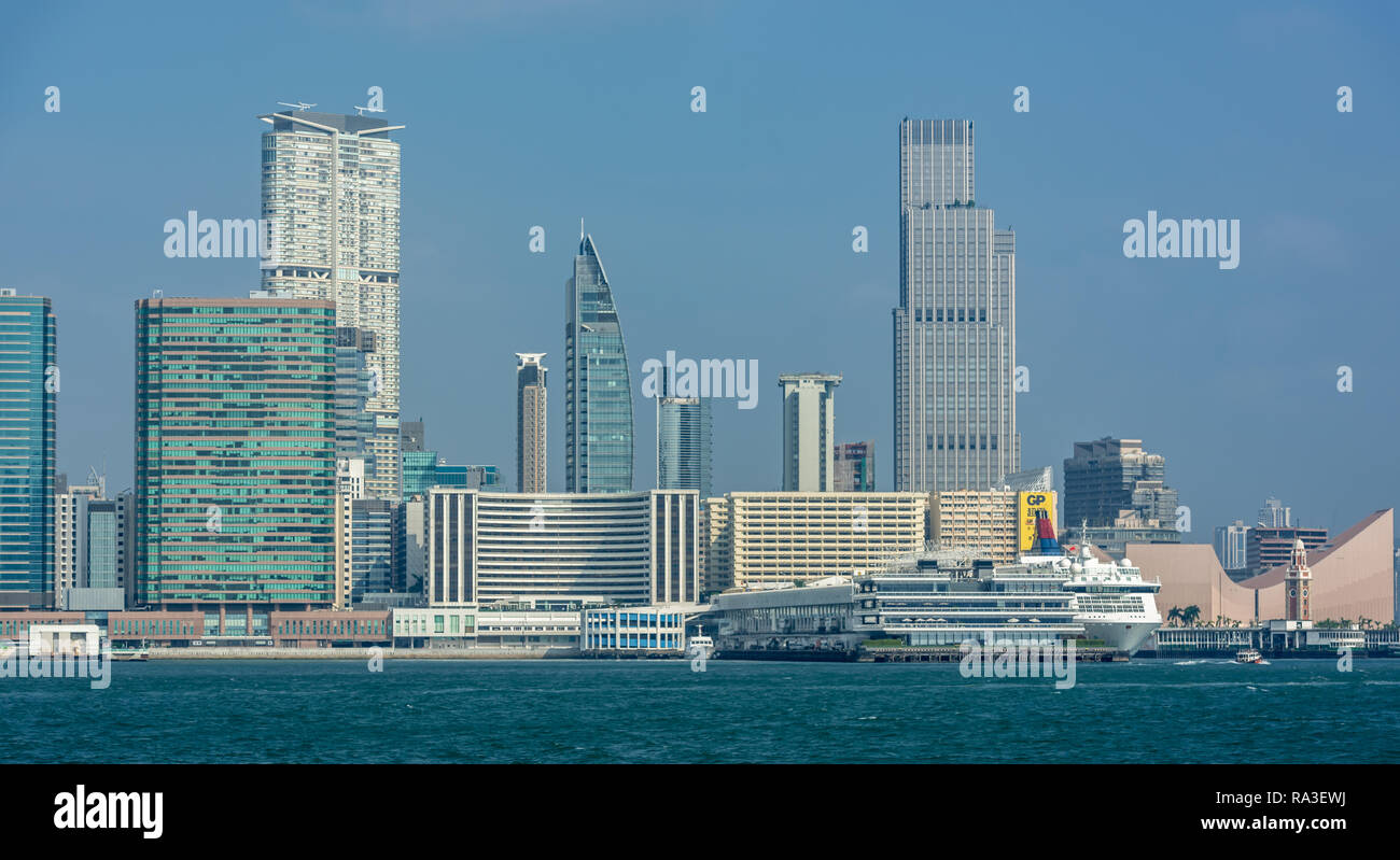 Le torri di Tsim Sha Tsui dominano lo skyline al di sopra del porto di Victoria il centro culturale e l'Ocean Terminal. Foto Stock