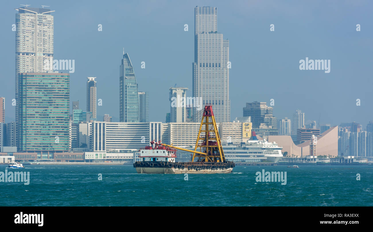 Un comune in vista del porto di Victoria e di Hong Kong, accendini sono ampiamente utilizzati per il trasporto di contenitori tra oceano andando le navi e i terminali. Foto Stock