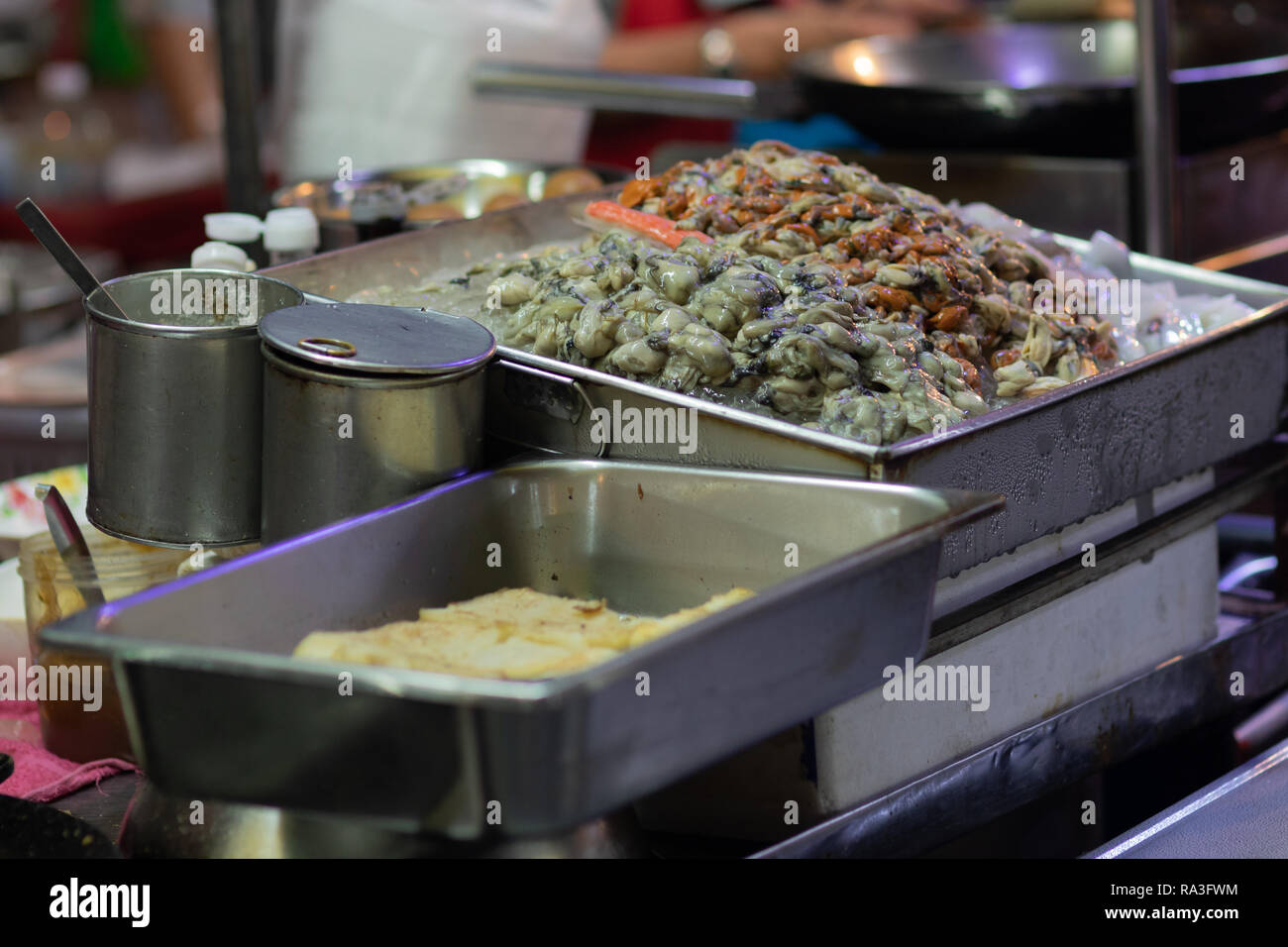 Frutti di mare su una griglia in un mercato di strada Foto Stock