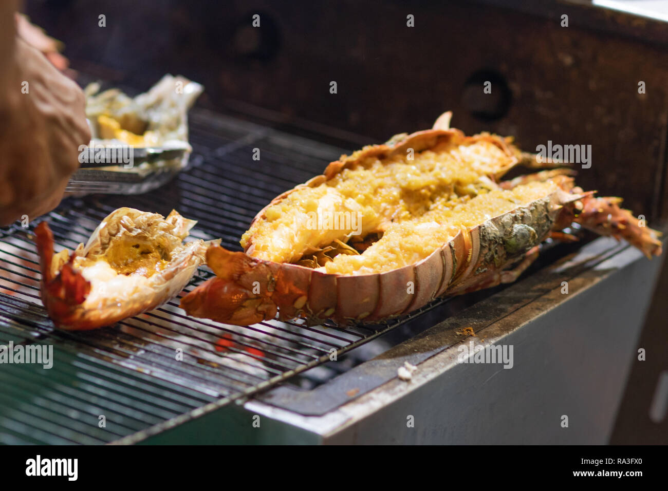 Essendo a base di pesce cotti su una griglia. Foto Stock