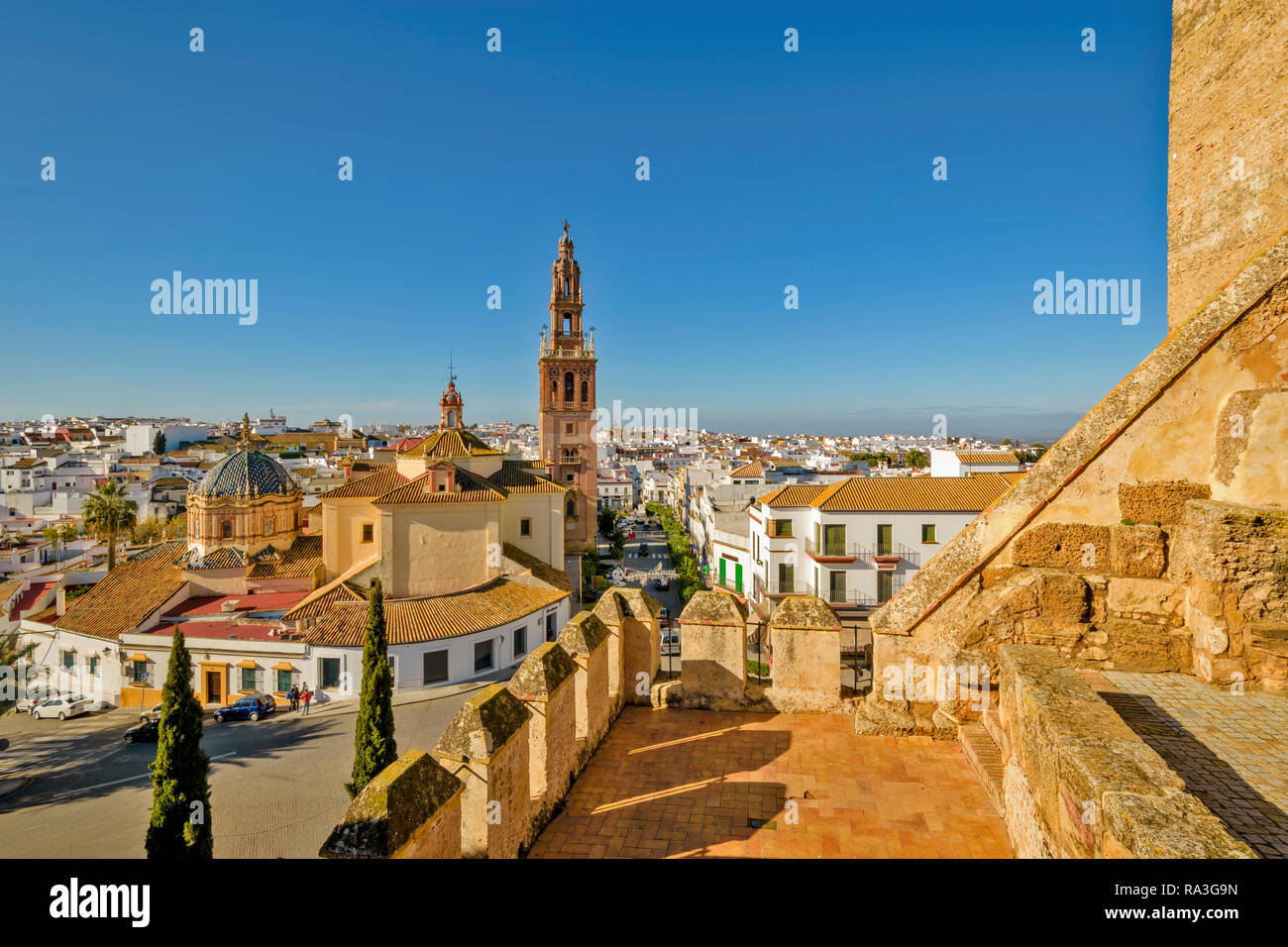 CARMONA Spagna Una vista dalla fortezza della porta di Siviglia sulla città e il campanile di una chiesa simile alla Giralda torre campanaria Foto Stock