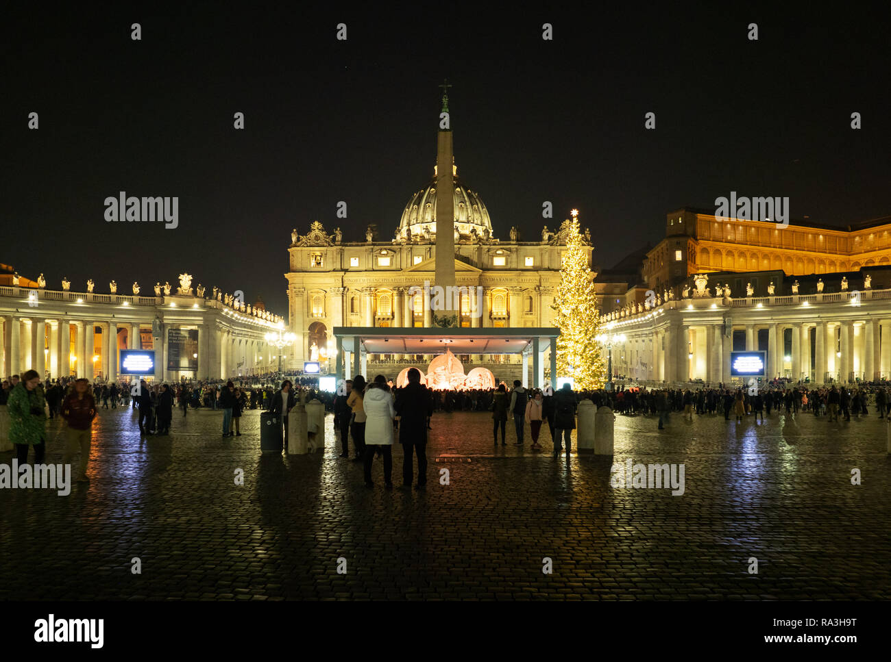 Roma (Italia) - e quella di San Pietro in Vaticano con la cupola durante le vacanze di Natale. Qui in particolare la scena della Natività e l albero di Natale Foto Stock