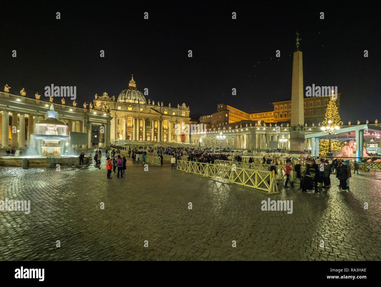 Roma (Italia) - e quella di San Pietro in Vaticano con la cupola durante le vacanze di Natale. Qui in particolare la scena della Natività e l albero di Natale Foto Stock