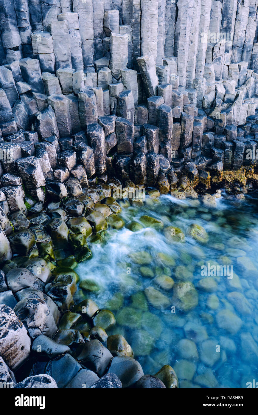 Colonne di basalto di Hofsos - colonne di basalto sulla costa islandese in Hofsos Skagafjörður Islanda del Nord. Foto Stock