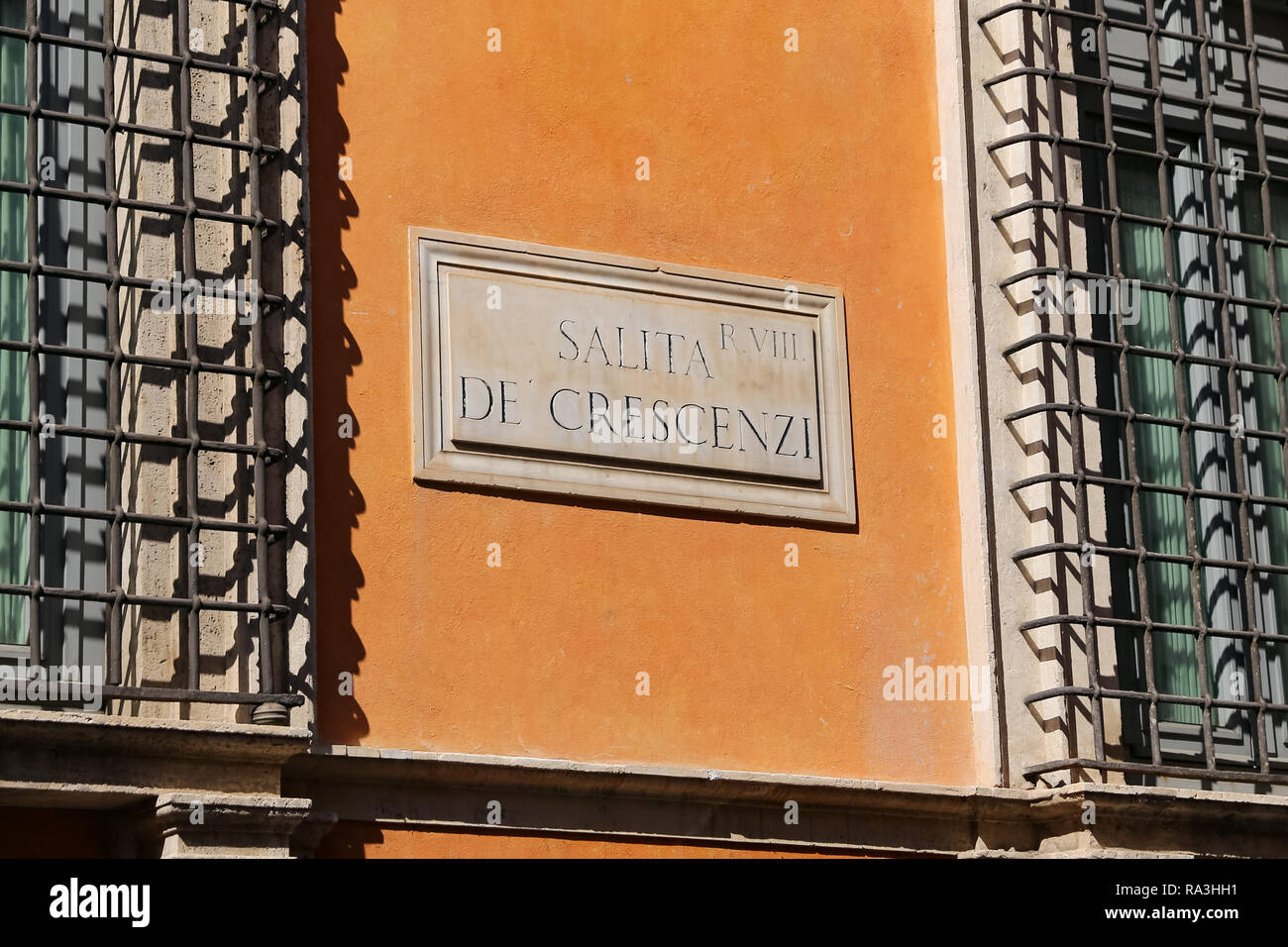 Salita de Crescenzi strada segno nella città di Roma, Italia Foto stock -  Alamy