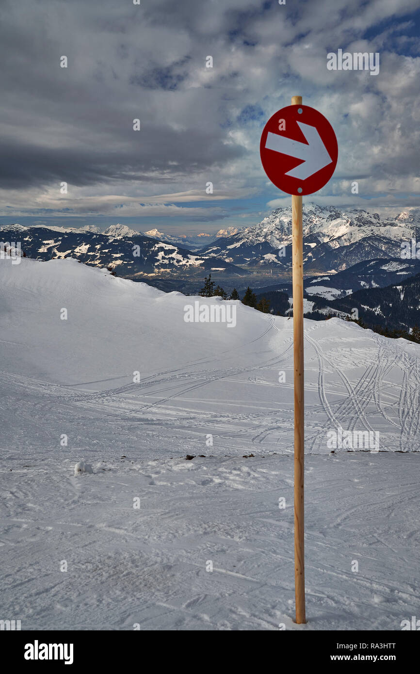 Un segno che indica la direzione di un percorso di sci. Foto Stock