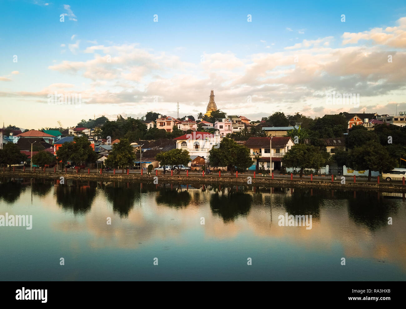 KYAING TONG, MYANMAR - CIRCA NEL DICEMBRE 2017: la vista del lago di Nong Tung e Wat Noi Naw in Kyaing Tong al tramonto. Foto Stock