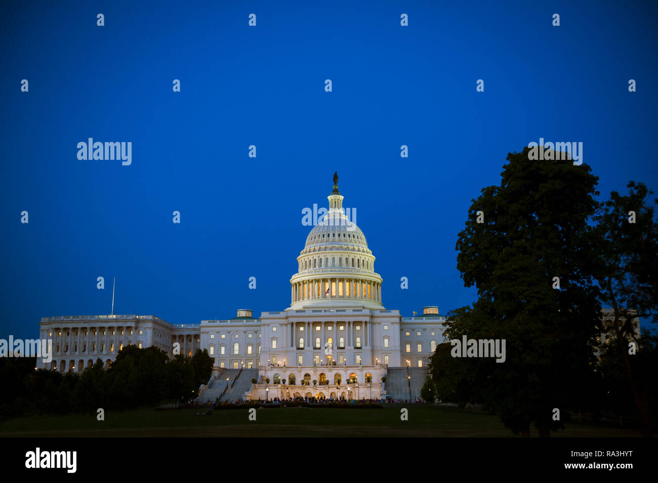 Scenic vista serale del Campidoglio US edificio con luci incandescenti sotto Blu Cielo di tramonto a Washington DC, Stati Uniti d'America Foto Stock